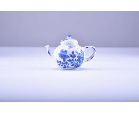 A small Chinese blue and white teapot from the Vung Tau cargo, KangxiOf globular form with plain loop handle and domed cover,