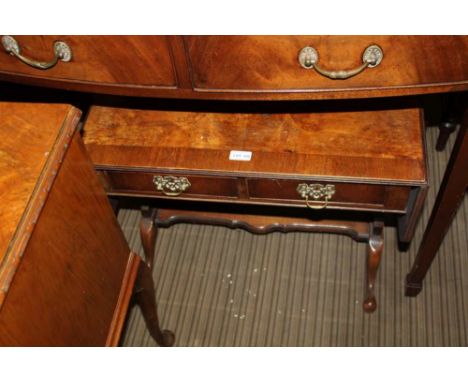 A REPRODUCTION MAHOGANY FINISHED SMALL SIZED SOFA TABLE 