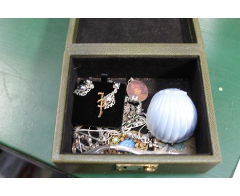 A SMALL GREEN JEWELLERY BOX CONTAINING A HUNTING PIN, A GOLD SINGLE PEARL RING, and other similar items 