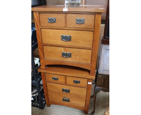 A PAIR OF GOOD QUALITY OAK FINISHED BEDSIDE CHESTS OF THREE DRAWERS 