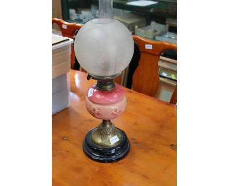 A PROBABLE 19TH / EARLY 20TH CENTURY CERAMIC BASED OIL LAMP, with etched globular glass shade 