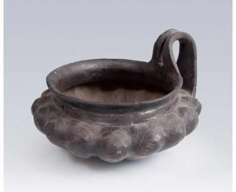 Etruscan Enocoe, 6th century BC. Black buccaneer pottery. Measures: 15,5 x 22 x 22 cm. Etruscan Enocoe realized in a type of 