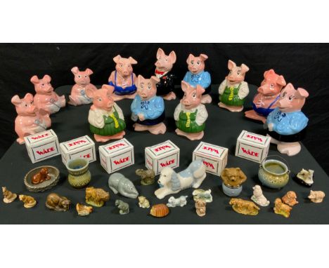 Wade - a set if five Nat West pig money banks;  others;  figures inc Whimsie dog,  Digger, Barrel Bear, pipe rest etc, part b