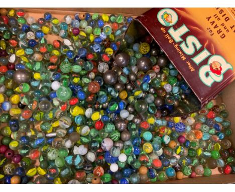 Toys &amp; Juvenalia - a collection of glass marbles, various sizes and examples (quantity) 