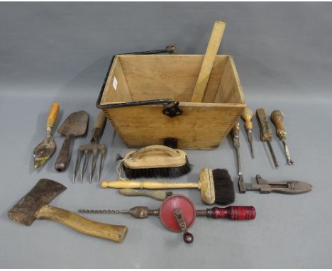 Collection of vintage tools in a wooden basket, (a lot) 