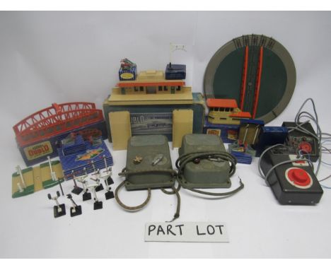 Boxed Hornby Dublo 00 gauge model railway accessories to include D1 Girder Bridge, D1 Through Station (box poor), D1 Buffer S