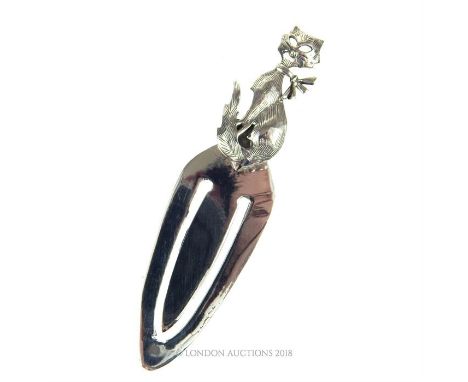 A sterling silver bookmark with cat finial, 7 x 2 cm, Weight: 5.6 g. 