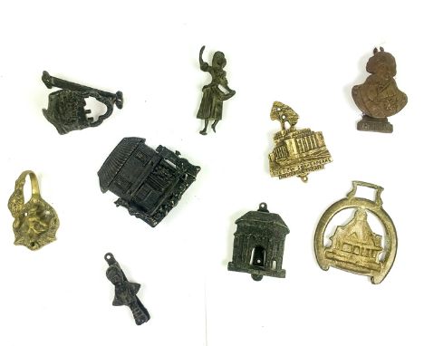 Assorted small metalware and brassware including Nelson door knocker (9pcs).