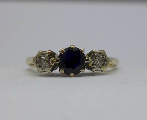 An 18ct gold, sapphire and diamond ring, weight 2.5g, size M