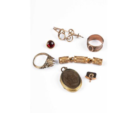 Assorted yellow metal jewellery, including a 19th Century gold and hairwork mourning ring (af), a gold ring (af), a gilt meta