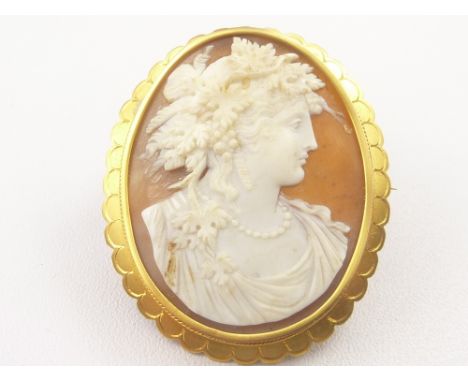 Cameo brooch with portrait of a woman 9ct in gold '9ct'.