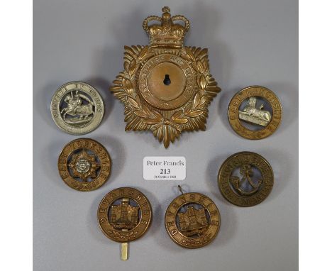Various military cap badges including East Yorkshire, East Lancashire, Royal Jersey Light Infantry, Devonshire etc. together 