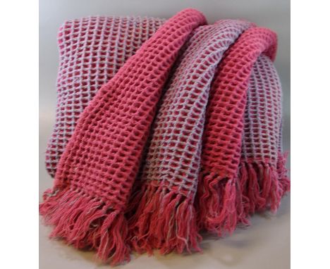 Vintage woollen fringed honeycomb blanket. (B.P. 21% + VAT) 