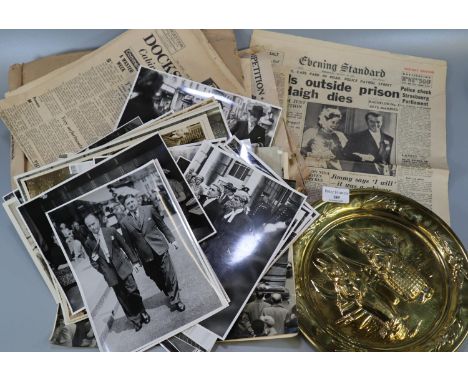 Box with various newspapers and cuttings, plus selection of press photographs concerning 'John George Haigh', 'The Acid Bath 