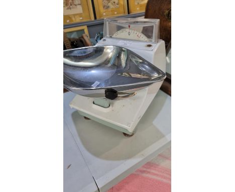 A set of Avery shop scales with pan.  (B.P. 21% + VAT) 