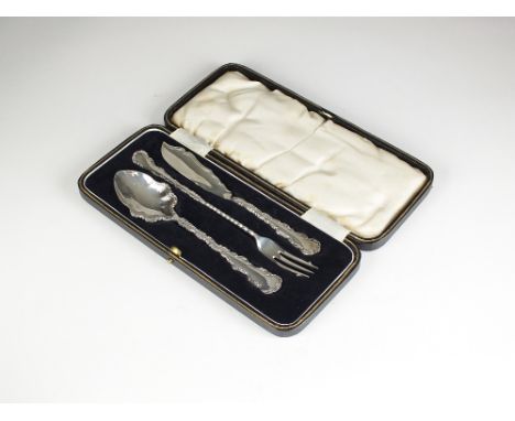 A cased silver knife, spoon and fork set, Lee & Wigfull, Sheffield 1912, 1921 & 1922, comprising; a butter knife, pickle fork