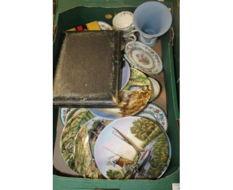 A TRAY OF CHINA AND CERAMICS TO INCLUDE ROYAL WORCESTER COLLECTORS PLATES, ETC