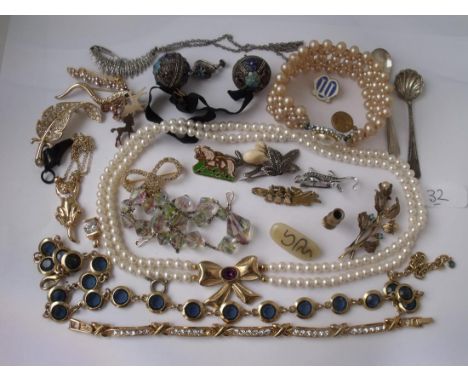 A bag of vintage costume jewellery     