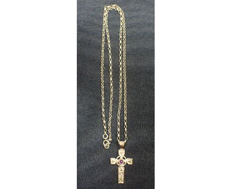 A 9CT GOLD CRUCIFIX PENDANT SET WITH CABOCHON AMETHYST together with a gilt metal chain (c. 4 grams)