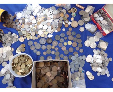 A QUANTITY OF MIXED COINS including Swiss and U.S. currency, a William and Mary halfpenny, Georgian and later copper, some ad