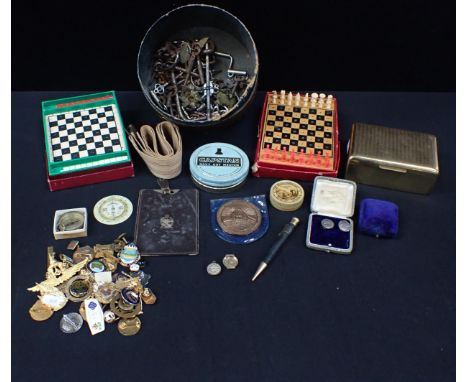 A COLLECTION OF OLD KEYS AND OTHER ITEMS ITEMS including a 9ct gold watch back, enamel badges, vintage travel games, tins etc