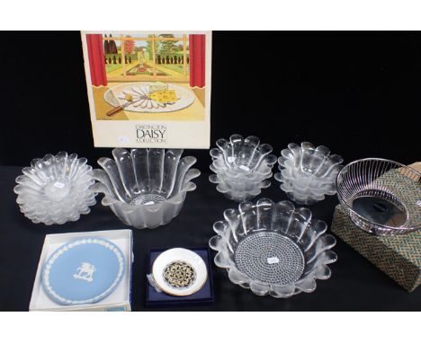 A COLLECTION OF DARTINGTON DAISY COLLECTION LEAD CRYSTAL BOWLS various sizes, and (boxed) cheese platter, with an Alessi wire