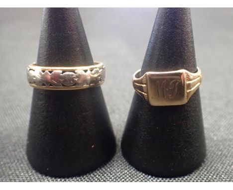 AN 18CT WHITE AND YELLOW GOLD WEDDING BAND and a 9ct gold signet ring