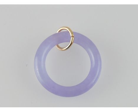 A lavender jade hoop pendant, with a yellow metal suspension loop, 3g.