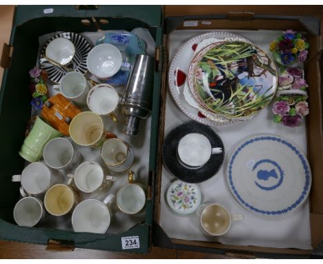 A mixed collection of ceramic items to include - Wedgwood Commemorative pieces, ceramic floral bunches of flowers, decorative