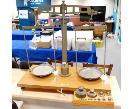 South African R. VENTI CHILOG gold weighing balance scales, with 13 cased weighs 