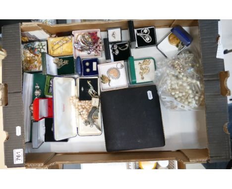 Tray containing large quantity of vintage costume jewellery