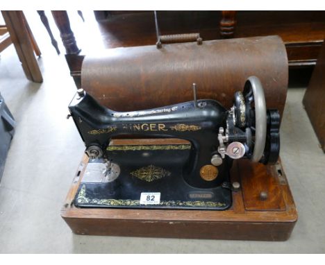 Vintage oak cased gilded singer sewing machine model no. Y2276283