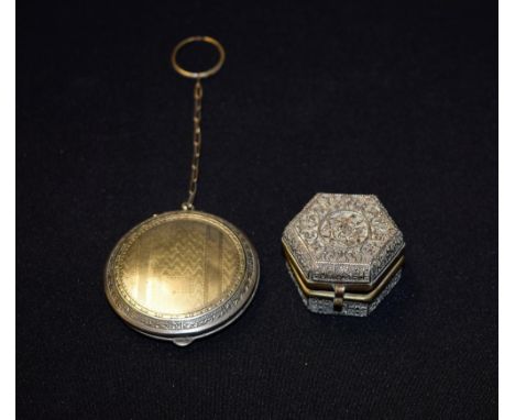A filigree patch box; a compact on finger chain (2)