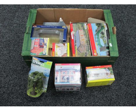 A Quantity of OO Scale Lineside Buildings and Accessories by Hornby Skaledale, Bachmann Scenecraft, mostly boxed, unchecked.