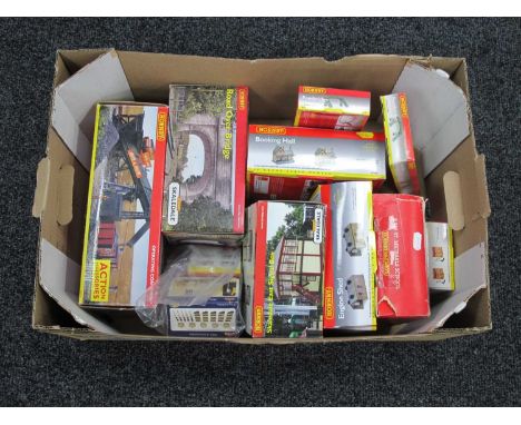 Eleven OO Gauge Lineside Buildings and Accessories by Hornby, Bachmann, unchecked for completeness, boxed.