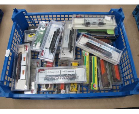 Approximately Twenty N Gauge Outline American Rolling Stock Items by Atlas, Model Power, mostly cased.
