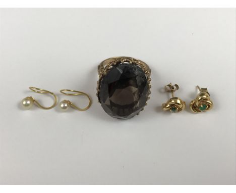 A 9ct gold and smoky quartz cocktail ring (a/f), a pair of 9ct gold Celtic knot stud earrings, and a pair of yellow metal and