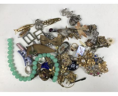 A quantity of vintage costume jewellery, including a claw brooch and a 1960s jade green plastic bead necklace 