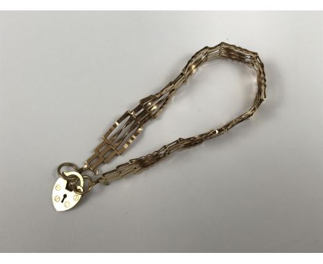 A 9ct gold gate link bracelet with heart shaped padlock clasp, 4.3g