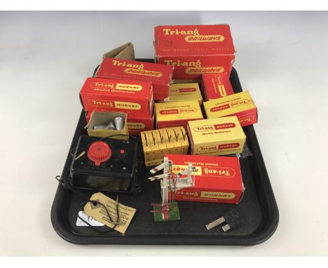 [Model railway] Four boxed colour light signal set RT405 together with five boxed electric points RT44, a speed control unit 