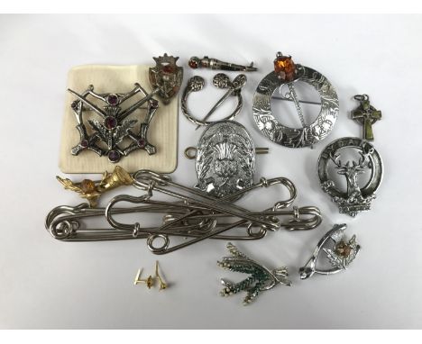 A quantity of Scottish jewellery including a white metal penannular brooch, an Iona marble celtic cross pendant, polished har