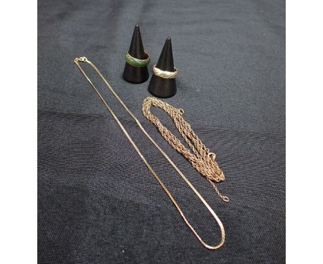 A BI-COLOURED 9CT GOLD RING a 14K stamped and 'jade' ring, a 14ct chain and another chain