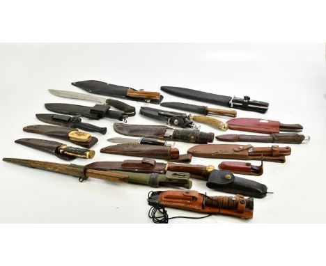 A collection of various knives including Bowie knives, hunting knives, tactical knives, etc (qty).