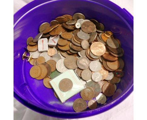 Mixed world and pre decimal coins with some silver. UK P&amp;P Group 1 (£16+VAT for the first lot and £2+VAT for subsequent l