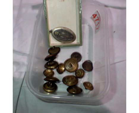 Mixed military buttons and a boxed service medal. UK P&amp;P Group 1 (£16+VAT for the first lot and £2+VAT for subsequent lot