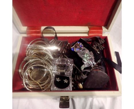Mixed costume jewellery including a Lea Stein style brooch. UK P&amp;P Group 1 (£16+VAT for the first lot and £2+VAT for subs
