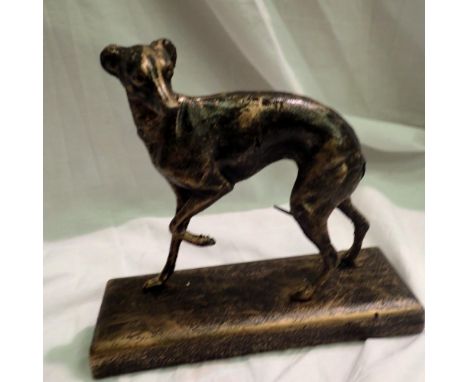 Cast iron greyhound on plinth. L: 22 cm UK P&amp;P Group 2 (£20+VAT for the first lot and £4+VAT for subsequent lots) 