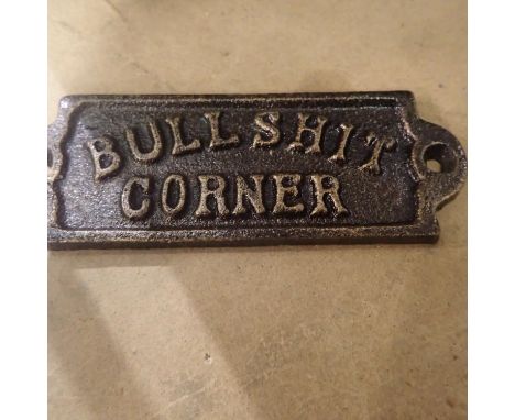 Cast iron bull**** corner plaque, L: 14 cm. UK P&amp;P Group 1 (£16+VAT for the first lot and £2+VAT for subsequent lots)