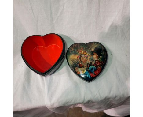 Russian lacquered and hand painted papier mache box. UK P&amp;P Group 1 (£16+VAT for the first lot and £2+VAT for subsequent 