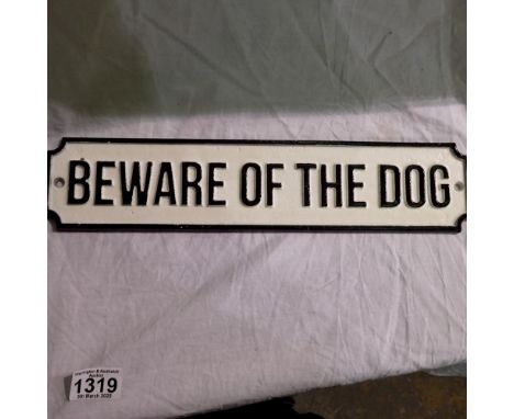 Cast iron Beware of dog sign, W: 35 cm. UK P&amp;P Group 1 (£16+VAT for the first lot and £2+VAT for subsequent lots)